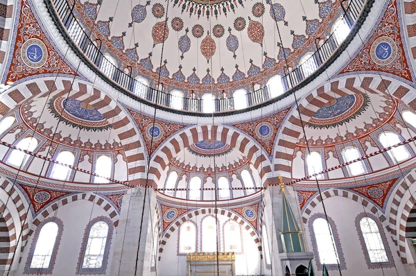 2010年1月16日 伊斯坦布尔阿提克Valide清真寺是一座奥斯曼清真寺 位于土耳其伊斯坦布尔乌斯库达尔 Uskudar 人口稠密的一个人口稠密的地区上方的山上 — 图库照片