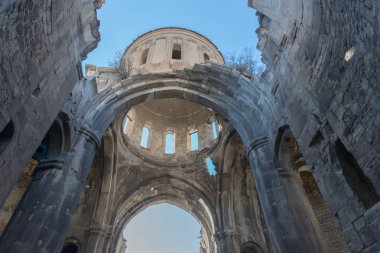 Oshki Kilisesi Bagrat ve Davit, Gürcü Kralı Adernesi III oğulları tarafından inşa edilmiştir.