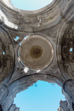 Oshki Kilisesi Bagrat ve Davit, Gürcü Kralı Adernesi III oğulları tarafından inşa edilmiştir.