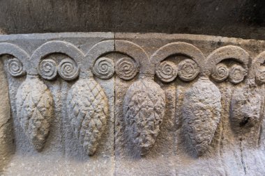 Oshki Kilisesi Bagrat ve Davit, Gürcü Kralı Adernesi III oğulları tarafından inşa edilmiştir.