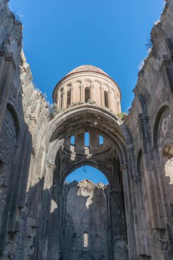 Oshki Kilisesi Bagrat ve Davit, Gürcü Kralı Adernesi III oğulları tarafından inşa edilmiştir.