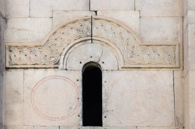 Oshki Kilisesi Bagrat ve Davit, Gürcü Kralı Adernesi III oğulları tarafından inşa edilmiştir.