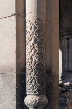 Oshki Kilisesi Bagrat ve Davit, Gürcü Kralı Adernesi III oğulları tarafından inşa edilmiştir.