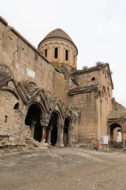 Oshki Kilisesi Bagrat ve Davit, Gürcü Kralı Adernesi III oğulları tarafından inşa edilmiştir.