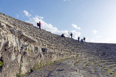 24 Ocak; 2015 Pamukkale Pamukkale, Denizli ilinin güneydoğusunda yer alan bir doğal sit alanıdır. Kimliği belirsiz ziyaretçiler travertenler üzerinde yürüyor.