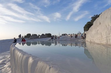 24 Ocak; 2015 Pamukkale Pamukkale, Denizli ilinin güneydoğusunda yer alan bir doğal sit alanıdır. Kimliği belirsiz ziyaretçiler travertenler üzerinde yürüyor.