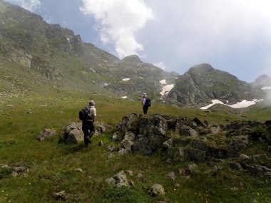 Çaykara ilçesinin Longgöl'ün güneyinde yer alan Demirkapı dağları. Unidetified yürüyüşçü inanılmaz sahne doğru dinlenme alarak.