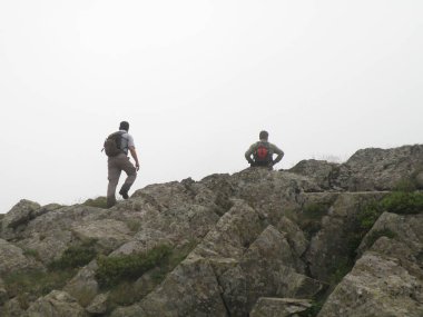 Çaykara ilçesinin Longgöl'ün güneyinde yer alan Demirkapı dağları. Unidetified yürüyüşçü inanılmaz sahne doğru dinlenme alarak.