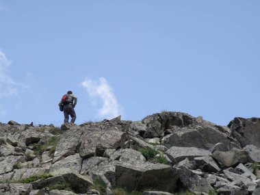 Çaykara ilçesinin Longgöl'ün güneyinde yer alan Demirkapı dağları. Unidetified yürüyüşçü inanılmaz sahne doğru dinlenme alarak.