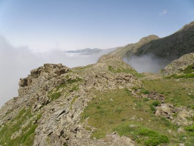 Çaykara ilçesinin Longgöl'ün güneyinde yer alan Demirkapı dağları. Unidetified yürüyüşçü inanılmaz sahne doğru dinlenme alarak.