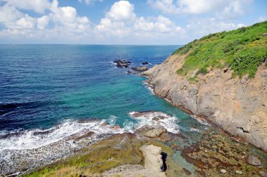 İstanbul'un Anadolu Kavagi köyünde kayalık plaj. Berrak gökyüzü ve mavi deniz.