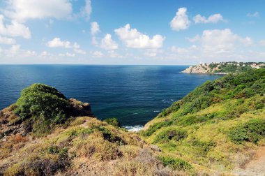 İstanbul'un Anadolu Kavagi köyünde kayalık plaj. Berrak gökyüzü ve mavi deniz.