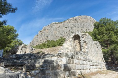 Priene, Menderes (Maeander) Nehri'nin yaklaşık 0 km kuzeyinde ve Ege Denizi'nin 16 km iç kesiminde, Türkiye'nin güneybatısında, İonia Antik Kenti.