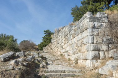 Priene, Menderes (Maeander) Nehri'nin yaklaşık 0 km kuzeyinde ve Ege Denizi'nin 16 km iç kesiminde, Türkiye'nin güneybatısında, İonia Antik Kenti.