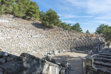 Priene, Menderes (Maeander) Nehri'nin yaklaşık 0 km kuzeyinde ve Ege Denizi'nin 16 km iç kesiminde, Türkiye'nin güneybatısında, İonia Antik Kenti.