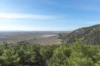 Priene, Menderes (Maeander) Nehri'nin yaklaşık 0 km kuzeyinde ve Ege Denizi'nin 16 km iç kesiminde, Türkiye'nin güneybatısında, İonia Antik Kenti.