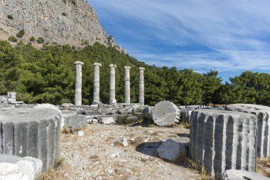 Priene, Menderes (Maeander) Nehri'nin yaklaşık 0 km kuzeyinde ve Ege Denizi'nin 16 km iç kesiminde, Türkiye'nin güneybatısında, İonia Antik Kenti.