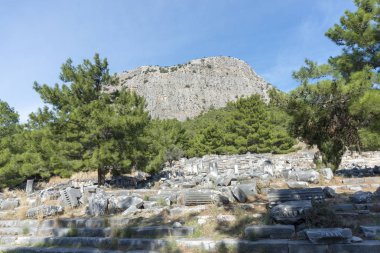 Priene, Menderes (Maeander) Nehri'nin yaklaşık 0 km kuzeyinde ve Ege Denizi'nin 16 km iç kesiminde, Türkiye'nin güneybatısında, İonia Antik Kenti.