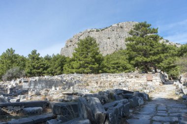 Priene, Menderes (Maeander) Nehri'nin yaklaşık 0 km kuzeyinde ve Ege Denizi'nin 16 km iç kesiminde, Türkiye'nin güneybatısında, İonia Antik Kenti.