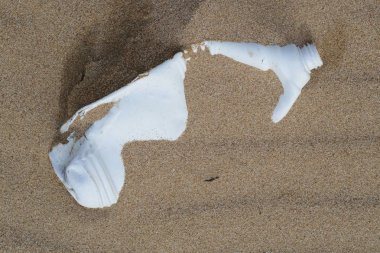 19.Şubat.2017 İstanbul Sahilde birçok atık var. Çevre kirliliği.