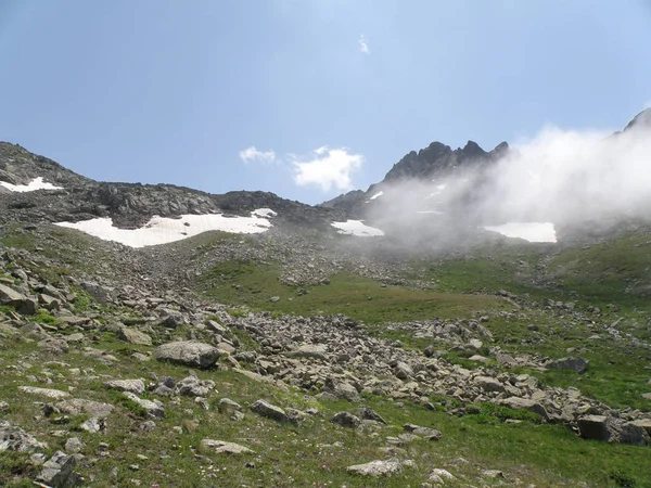 德米尔卡皮山脉位于凯卡拉区朗莱克以南 独一行的徒步旅行者采取休息走向惊人的场景 — 图库照片