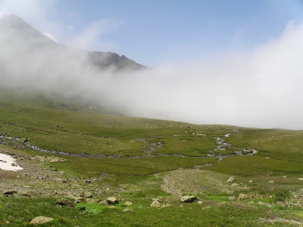 德米尔卡皮山脉位于凯卡拉区朗莱克以南 独一行的徒步旅行者采取休息走向惊人的场景 — 图库照片
