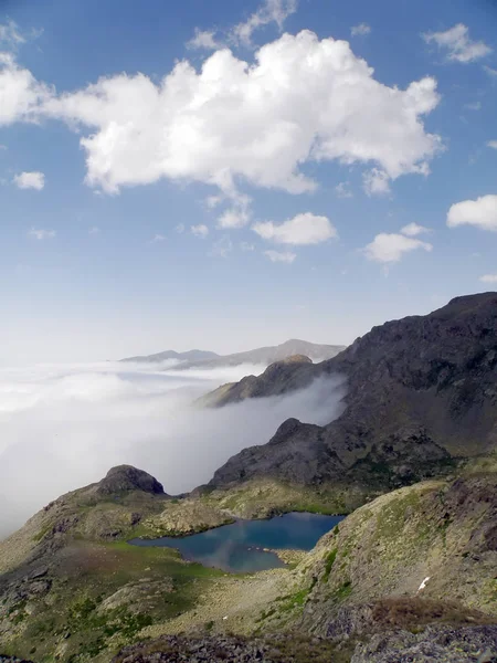 Demirkapi Mountains Located South Longlake Caykara District Unidetified Hiker Taking — Stock Photo, Image