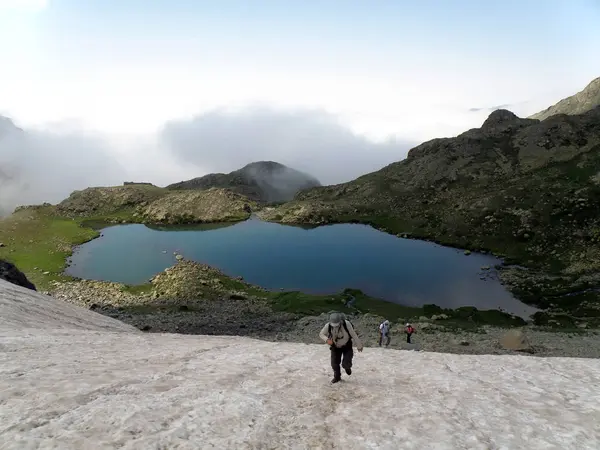 德米尔卡皮山脉位于凯卡拉区朗莱克以南 独一行的徒步旅行者采取休息走向惊人的场景 — 图库照片