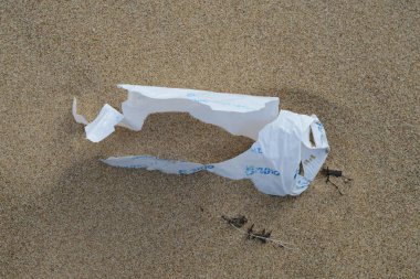 19.Şubat.2017 İstanbul Sahilde birçok atık var. Çevre kirliliği.