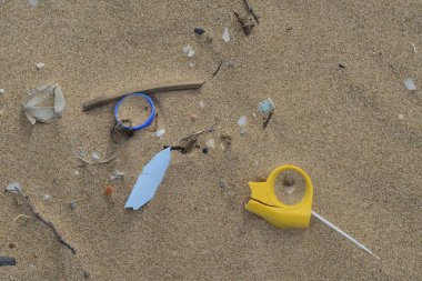 19.Şubat.2017 İstanbul Sahilde birçok atık var. Çevre kirliliği.