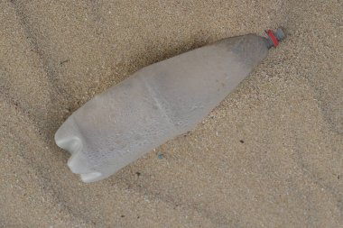 19.Şubat.2017 İstanbul Sahilde birçok atık var. Çevre kirliliği.