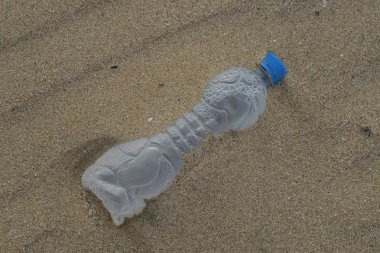 19.Şubat.2017 İstanbul Sahilde birçok atık var. Çevre kirliliği.