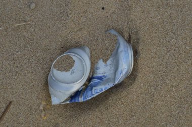 19.Şubat.2017 İstanbul Sahilde birçok atık var. Çevre kirliliği.