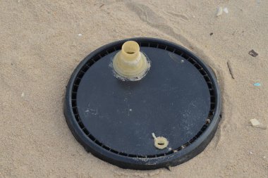 19.Şubat.2017 İstanbul Sahilde birçok atık var. Çevre kirliliği.