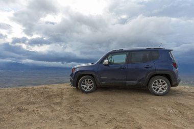 31 Ocak 2018 Türkiye.Suv Jeep Renegade yol daki tepede.