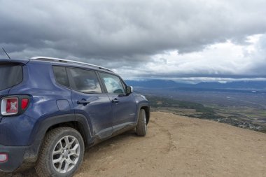 31 Ocak 2018 Türkiye.Suv Jeep Renegade yol daki tepede.