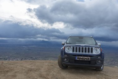31 Ocak 2018 Türkiye.Suv Jeep Renegade yol daki tepede.