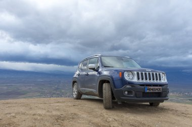 31 Ocak 2018 Türkiye.Suv Jeep Renegade yol daki tepede.