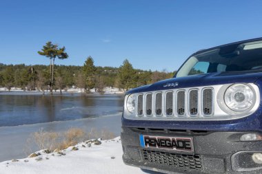 01 Şubat 2019 Türkiye.Karlı yaylada Suv Jeep Renegade.