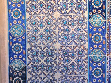 Osmanlı döneminden İznik çinileri.