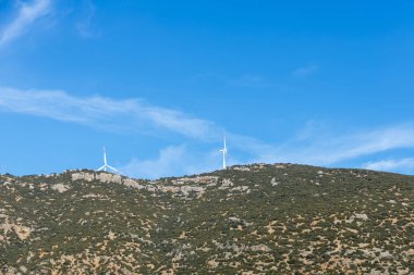 Dağda rüzgar türbinleri faaliyette.