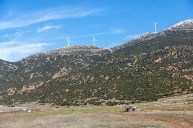 Dağda rüzgar türbinleri faaliyette.