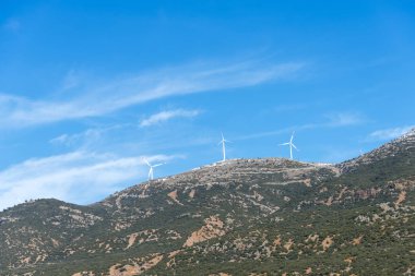 Dağda rüzgar türbinleri faaliyette.