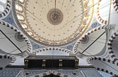 Rüstem Paşa Camii, ünlü Osmanlı mimarı Mimar Sinan tarafından Rstem Paa için, Sadrazamdan Kanuni Sleyman'a yaptırılmıştır. Ancak, 1561 yılında, 1563 yılında tamamlanamadan önce öldü