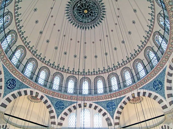 鲁斯特姆帕沙清真寺是由著名的奥斯曼建筑师米马尔 西南为鲁斯特姆帕 大维齐尔到斯利曼的宏伟设计 他于1561年去世 1563年才完成 — 图库照片