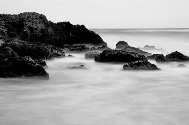 Deniz kenarı siyah beyaz uzun pozlama.