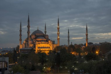 Mavi cami gece fotoğraf sanatçısı için güzel yakalamak için izin verir.