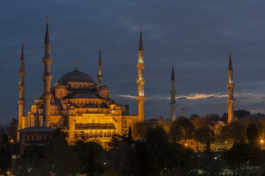 Mavi cami gece fotoğraf sanatçısı için güzel yakalamak için izin verir.