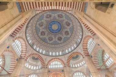 Selimiye kompleksi başkent İstanbul'dan çok Edirne'de ydi. II. Selim Sultan tarafından yaptırılan mimarların en büyüğü Sinan'A emredilmiştir..