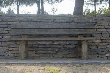 Bahçe duvarı tasarımı için kullanılan çatlak kayaçlar tarafından yapılan kayalık arka plan.